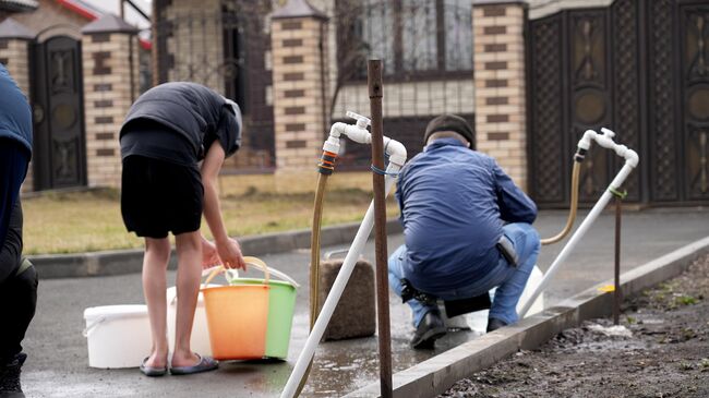 Жители Орска набирают воду