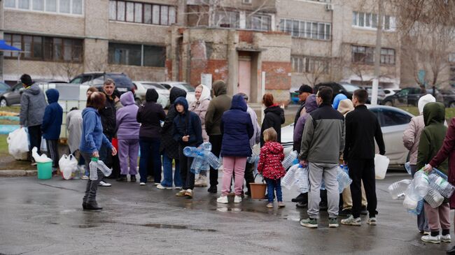 Люди в очереди за водой