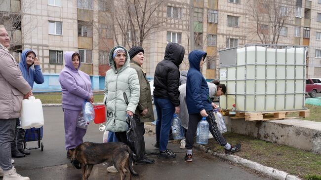 Очередь за водой на улице Комарова в Орске