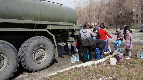 Питьевую воду развозят военные