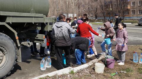 Питьевую воду развозят военные