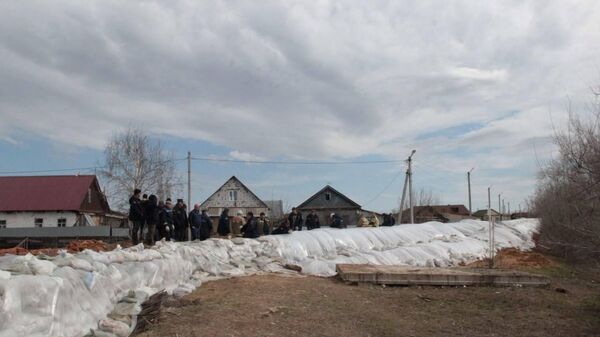 Укрепление защитной дамбы в селе Илек Оренбургской области. 15 апреля 2024