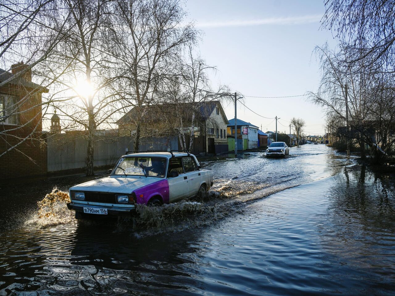 Вода в Орске отходит, некоторые жители уже вернулись в квартиры - РИА  Новости, 17.04.2024