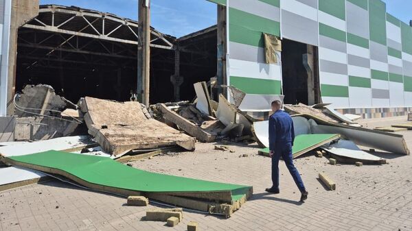 На месте частичного обрушения конструкции торгового комплекса в Волгограде