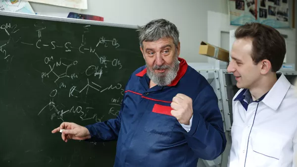 Дмитрий и Александр Аксёновы в лаборатории Дмитрий и Александр Аксёновы в лаборатории