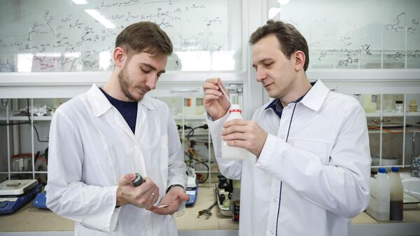 Николай и Дмитрий Аксёновы в лаборатории