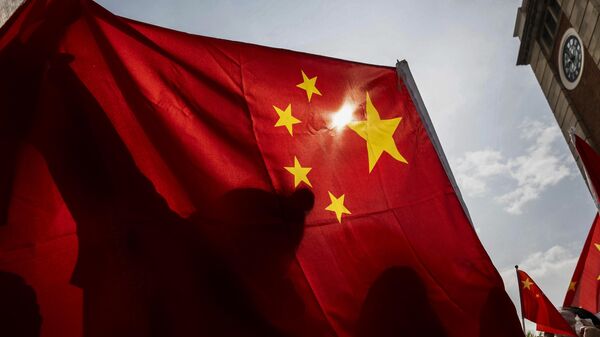 Люди несут китайские флаги