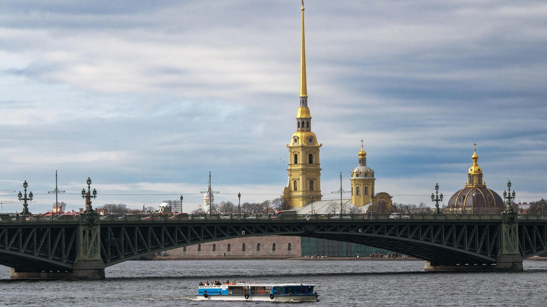 Прогулочное судно на реке Неве в Санкт-Петербурге - РИА Новости, 1920, 20.04.2024