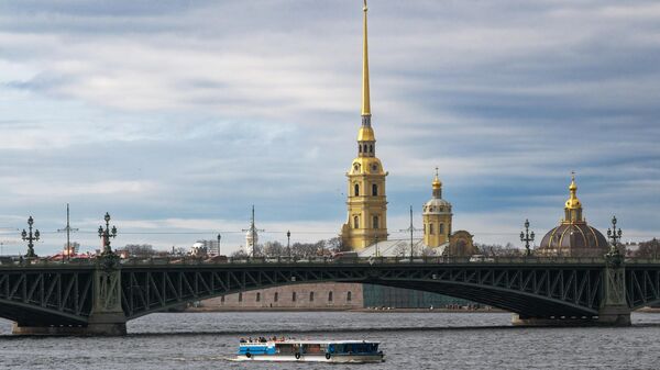 Прогулочное судно на реке Неве в Санкт-Петербурге