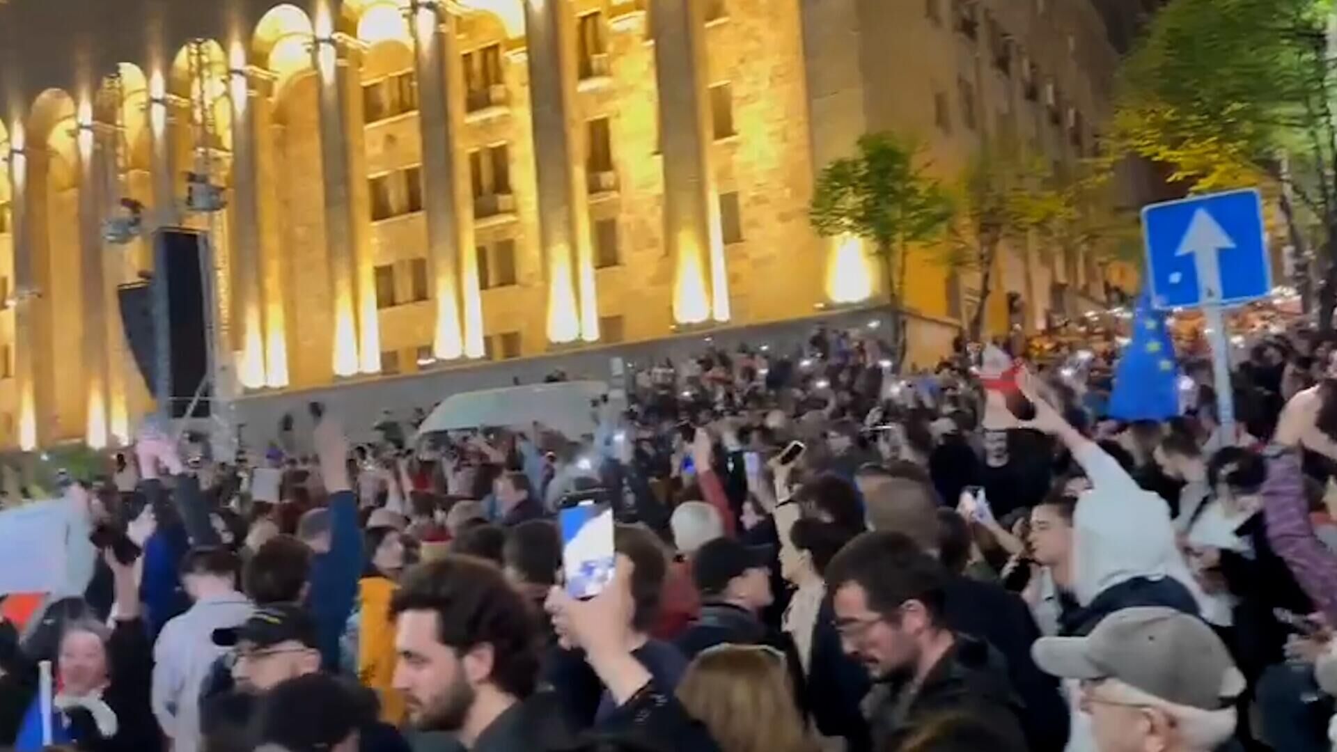 Обстановка у парламента в Тбилиси после стычек митингующих с полицией - РИА Новости, 1920, 16.04.2024