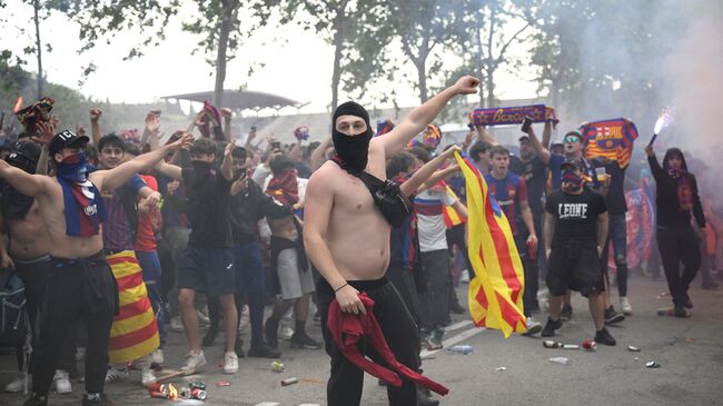 Болельщики Барселоны перед футбольным матчем 1/4 финала Лиги чемпионов УЕФА между Барселоной и ПСЖ 