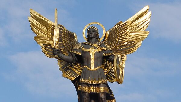Памятник архангелу Михаилу на площади Независимости в Киеве