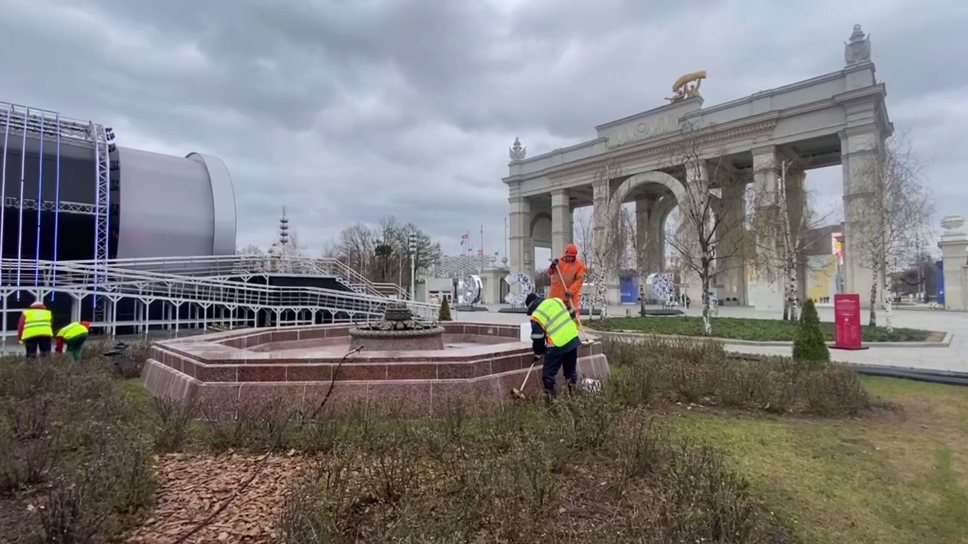 Скриншот из видео промывки фонтана Центральной аллеи ВДНХ - РИА Новости, 1920, 17.04.2024