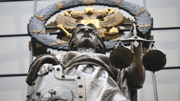 Статуя богини Фемиды у здания Верховного суда в Москве