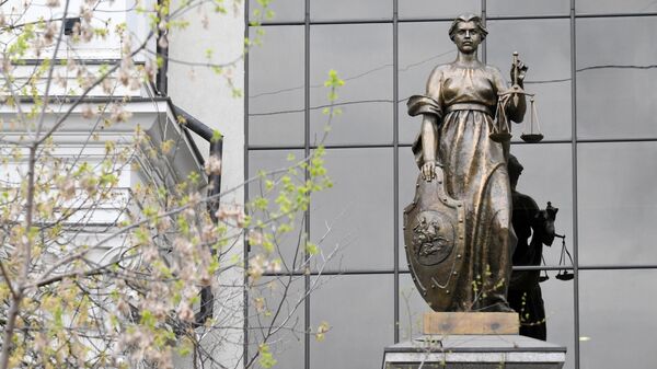 Статуя богини Фемиды у здания Верховного суда России