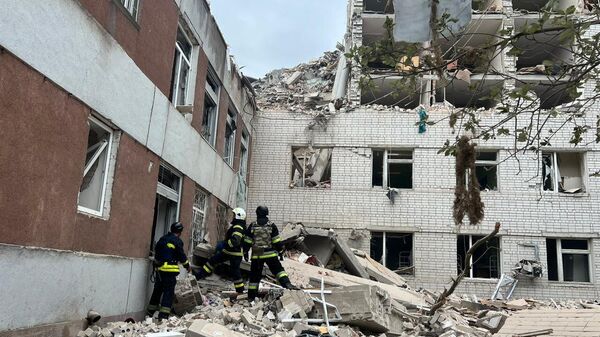 Украинские спасатели на месте удара по гостинице с военными в Чернигове