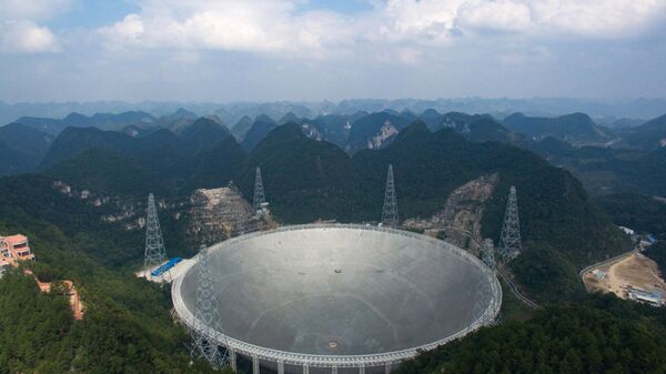 Китайский сферический радиотелескоп с 500-метровой апертурой (FAST) в провинции Гуйчжоу