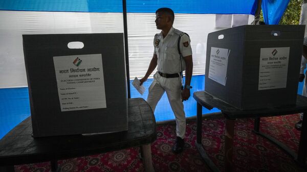 Полицейский на избирательном участке в Индии