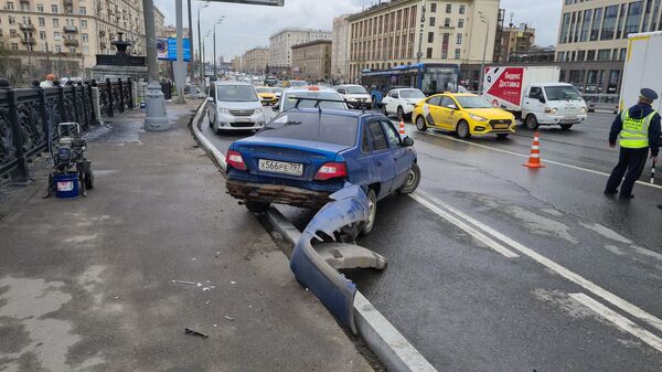 Последствия ДТП с участием нескольких машин на Крестовском путепроводе на проспекте Мира в Москве