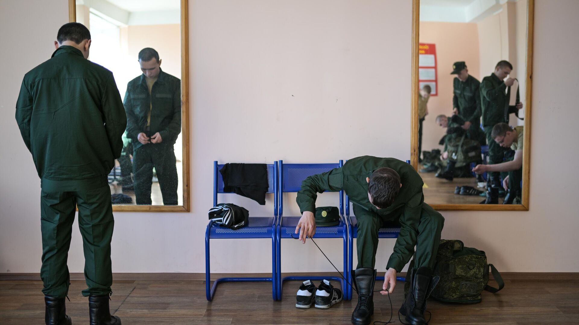 Призывники переодеваются в военную форму перед отправкой на военную службу Призывники переодеваются в военную форму перед отправкой на военную службу - РИА Новости, 1920, 22.09.2025