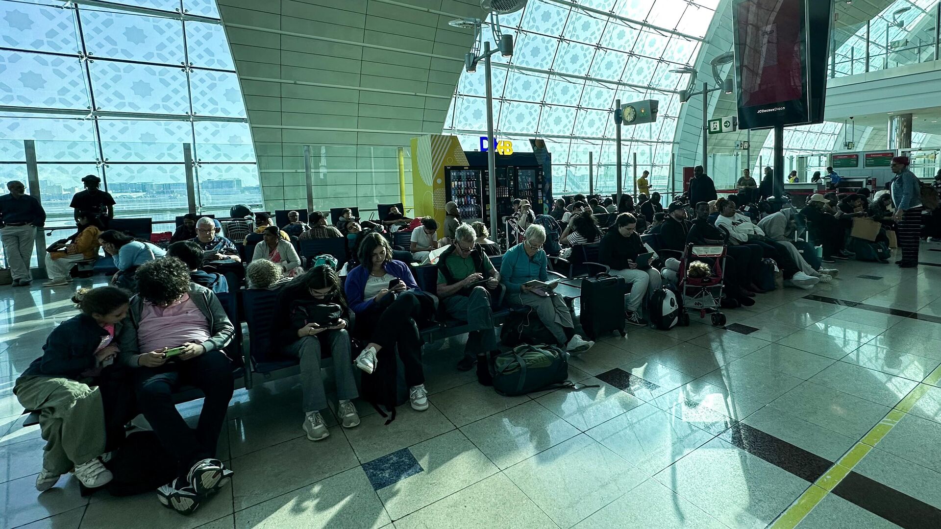 Пассажиры в аэропорту Дубая, ОАЭ. 17 апреля 2024 - РИА Новости, 1920, 17.04.2024