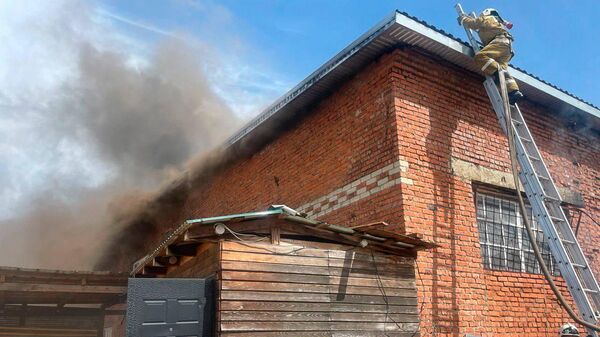 Пожар на складе с пиломатериалами в Апшеронске на Кубани