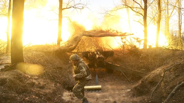 Военнослужащие ведут стрельбу из артиллерийского орудия Гиацинт-С в зоне проведения спецоперации