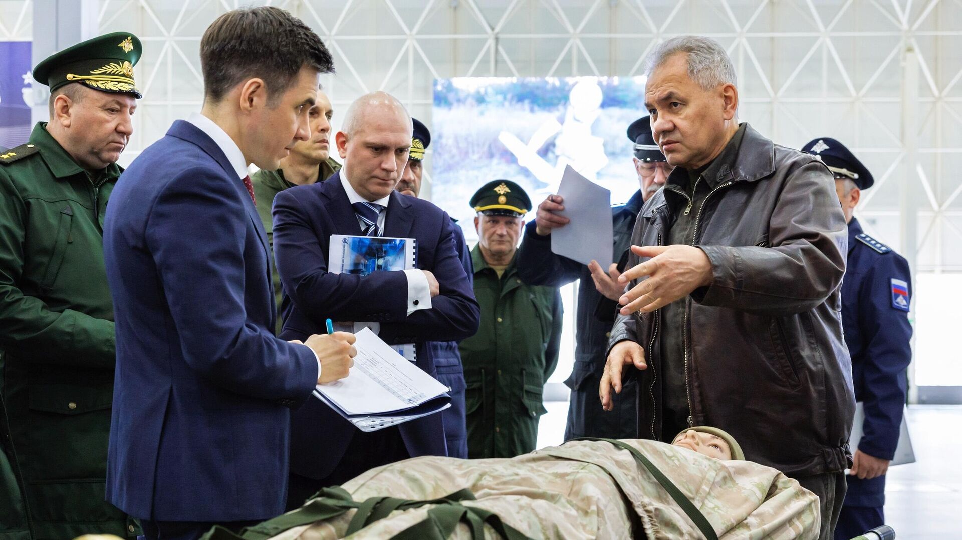 Министр обороны РФ Сергей Шойгу осматривает перспективные образцы военной техники в конгрессно-выставочном центре Патриот1