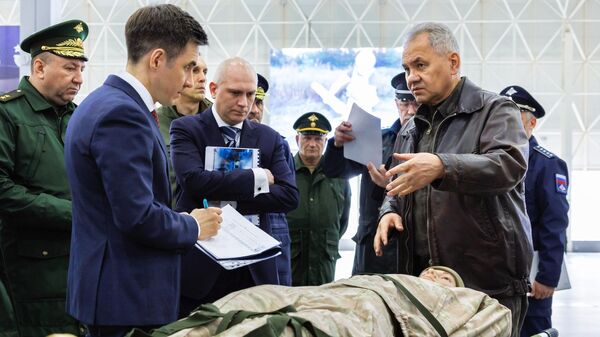 Министр обороны РФ Сергей Шойгу осматривает перспективные образцы военной техники в конгрессно-выставочном центре Патриот