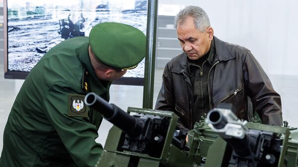 Министр обороны РФ Сергей Шойгу осматривает перспективные образцы военной техники в конгрессно-выставочном центре Патриот