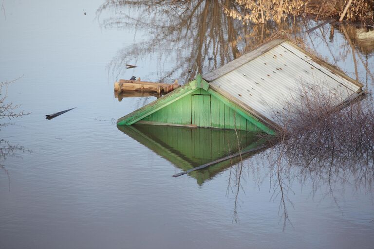 Подтопленный дом в СНТ Курганжилстрой в городе Кургане