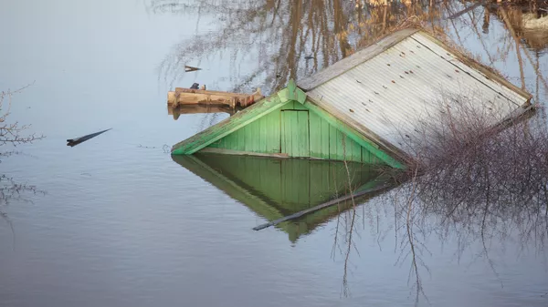 Подтопленный дом в СНТ Курганжилстрой в городе Кургане Подтопленный дом в СНТ Курганжилстрой в городе Кургане