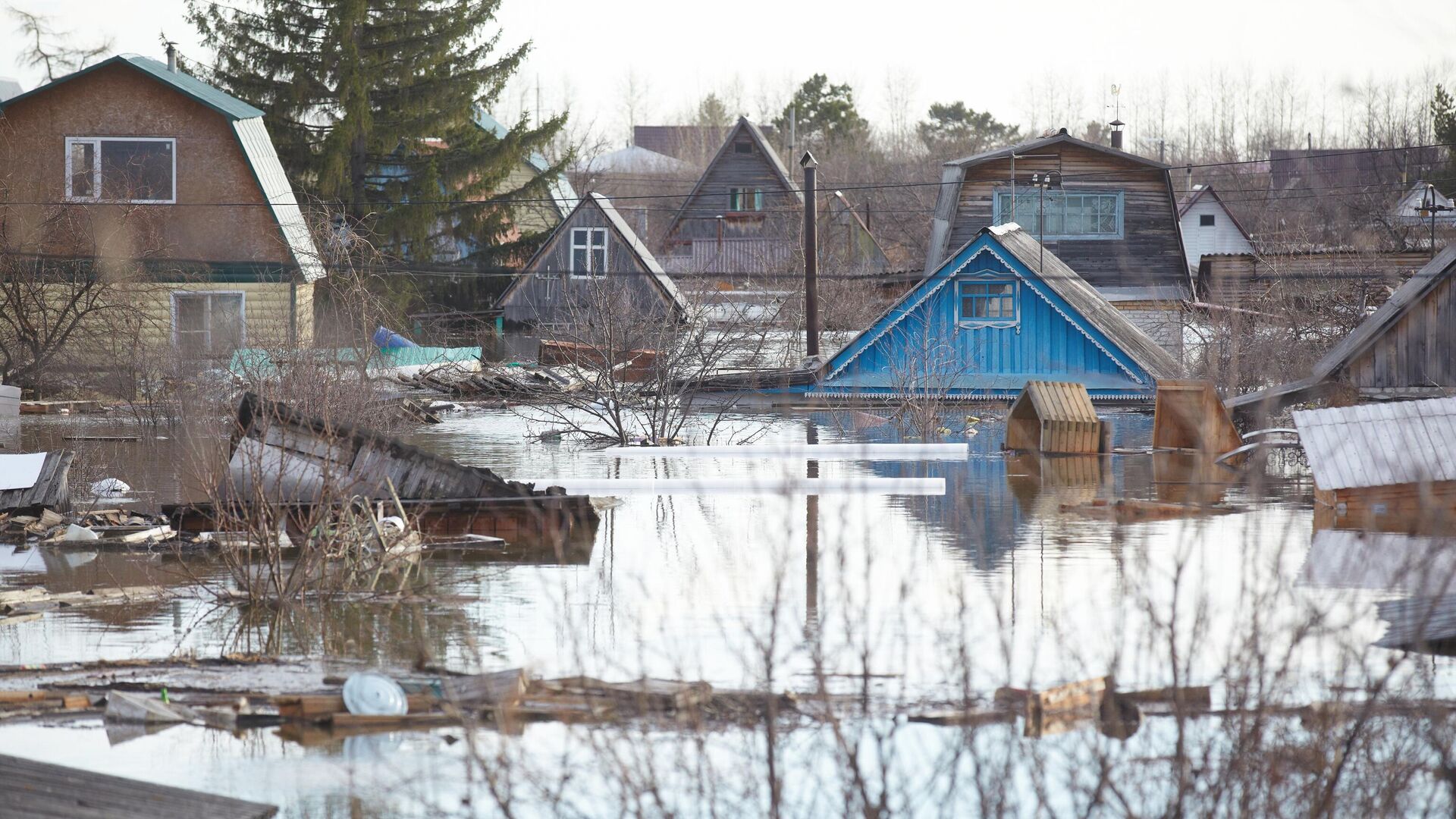 Подтопленные дома в СНТ КМЗ 3 в городе Кургане - РИА Новости, 1920, 18.04.2024