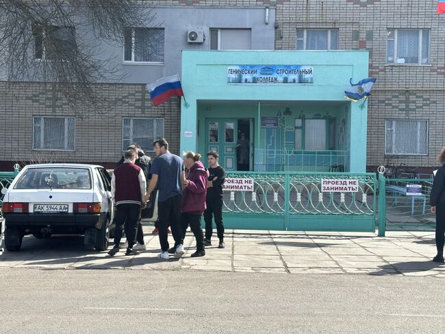 Студенты и преподаватели Генического строительного колледжа Студенты и преподаватели Генического строительного колледжа