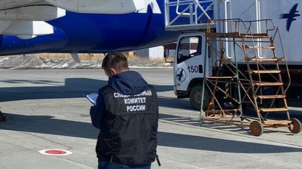Сотрудник СК РФ на месте происшествия, где произошло столкновение автомобиля с воздушным судном в Якутске. 18 апреля 2024
