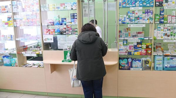 Покупатель в государственной аптеке №361 в Казани