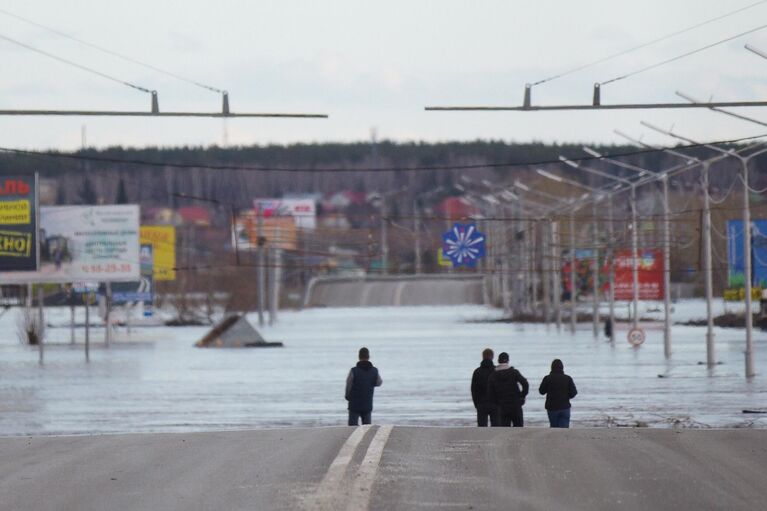 Подтопленное шоссе Тюнина в городе Кургане