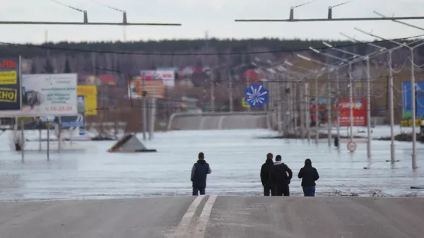 Подтопленное шоссе Тюнина в городе Кургане Подтопленное шоссе Тюнина в городе Кургане