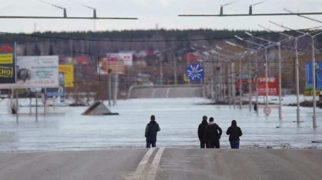 Подтопленное шоссе Тюнина в городе Кургане