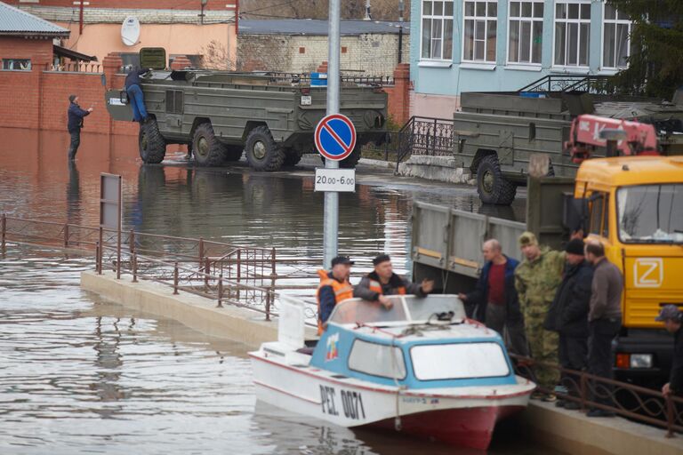 Спецтехника у здания Водного союза на набережной реки Тобол в городе Кургане