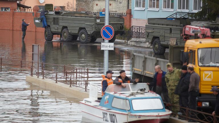 Спецтехника у здания Водного союза на набережной реки Тобол в городе Кургане