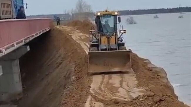 Устранение протечки под бетонными плитами моста в курганском селе Большое Чаусово 