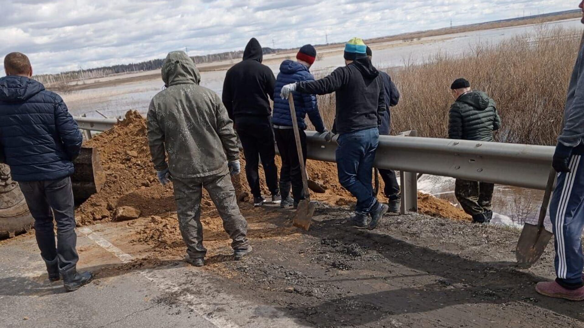 Устранение протечки под бетонными плитами моста в курганском селе Большое Чаусово. 18 апреля 2024 - РИА Новости, 1920, 18.04.2024