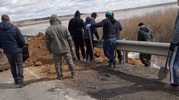 Устранение протечки под бетонными плитами моста в курганском селе Большое Чаусово. 18 апреля 2024