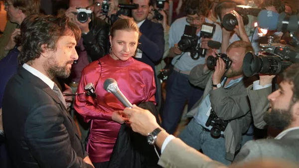 第15回討論国際映画祭でインタビューに耐えた女優ハンナ・シグラ（ドイツ）と俳優ロバート・デ・ニーロ（アメリカ）、1987年
