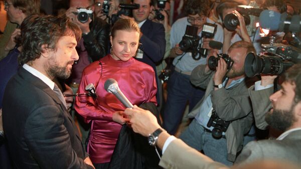 Актриса Ханна Шигулла (ФРГ) и актер  Роберт Де Ниро (США) дают интервью во время XV Московского международного кинофестиваля, 1987 год10