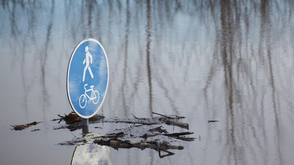 Затопленная велодорожка вдоль шоссе Тюнина в городе Кургане