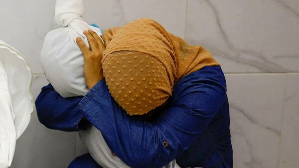 Снимок палестинского фотожурналиста Мохаммеда Салема (Reuters),  на котором изображена палестинская женщина с мертвой племянницей на руках после удара в секторе Газа