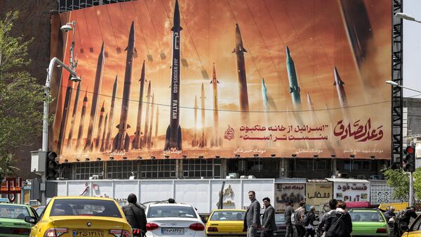 Баннер с надписью на персидском языке Израиль слабее паутины в центре Тегерана, Иран