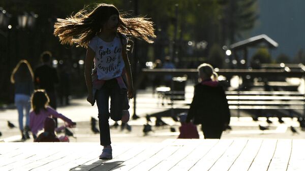 Девочка во время прогулки на улице. Архивное фото